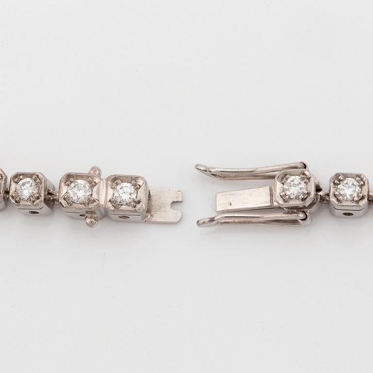 An Evert Lindberg necklace in 18K white gold set with round brilliant-cut diamonds 10.42 cts.