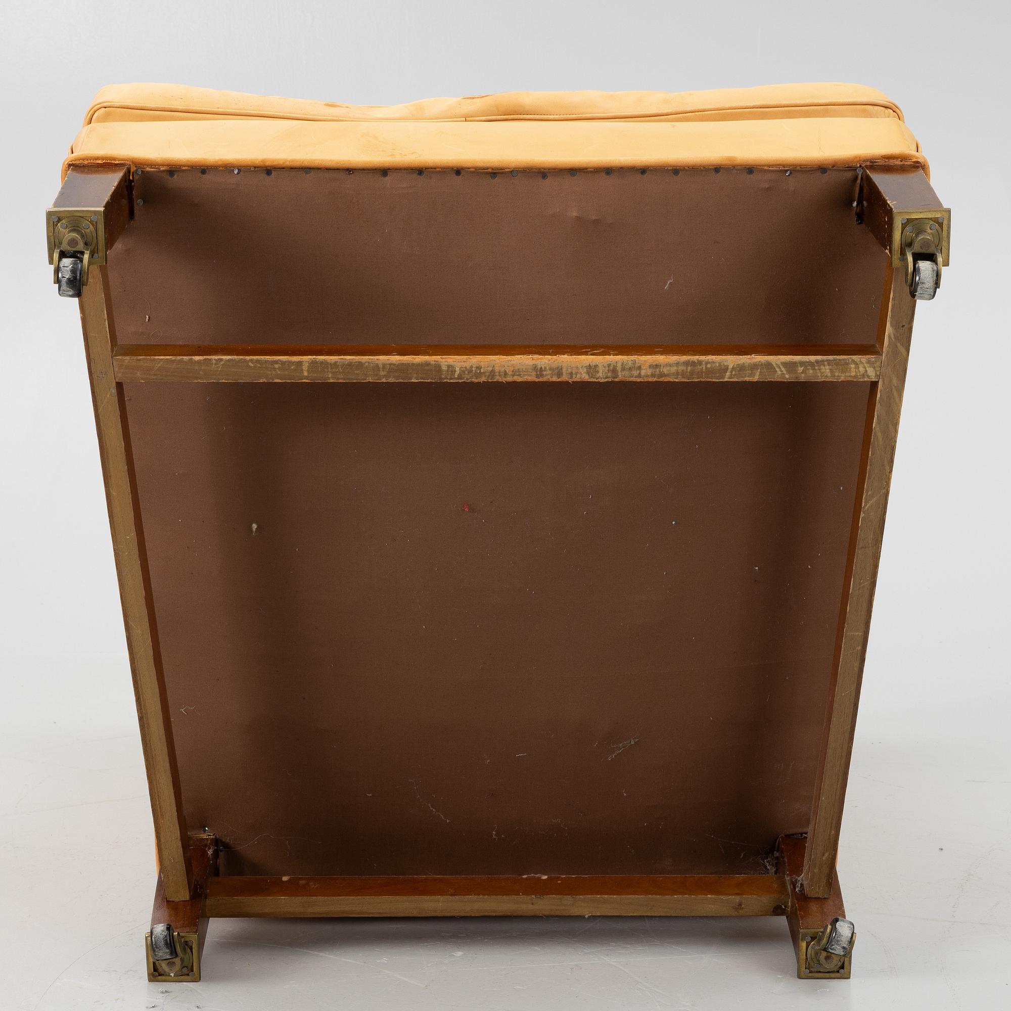 Öronlappsfåtölj, 1900-talet.