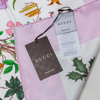 Gucci, a 'Flora' twill silk scarf.