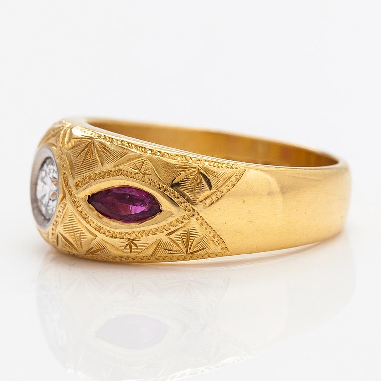 An 18K gold ring with a ca 0.35 ct diamond and rubies. Jurgen Girgsdies Juvel-Guldsmedja, Västerhaninge.