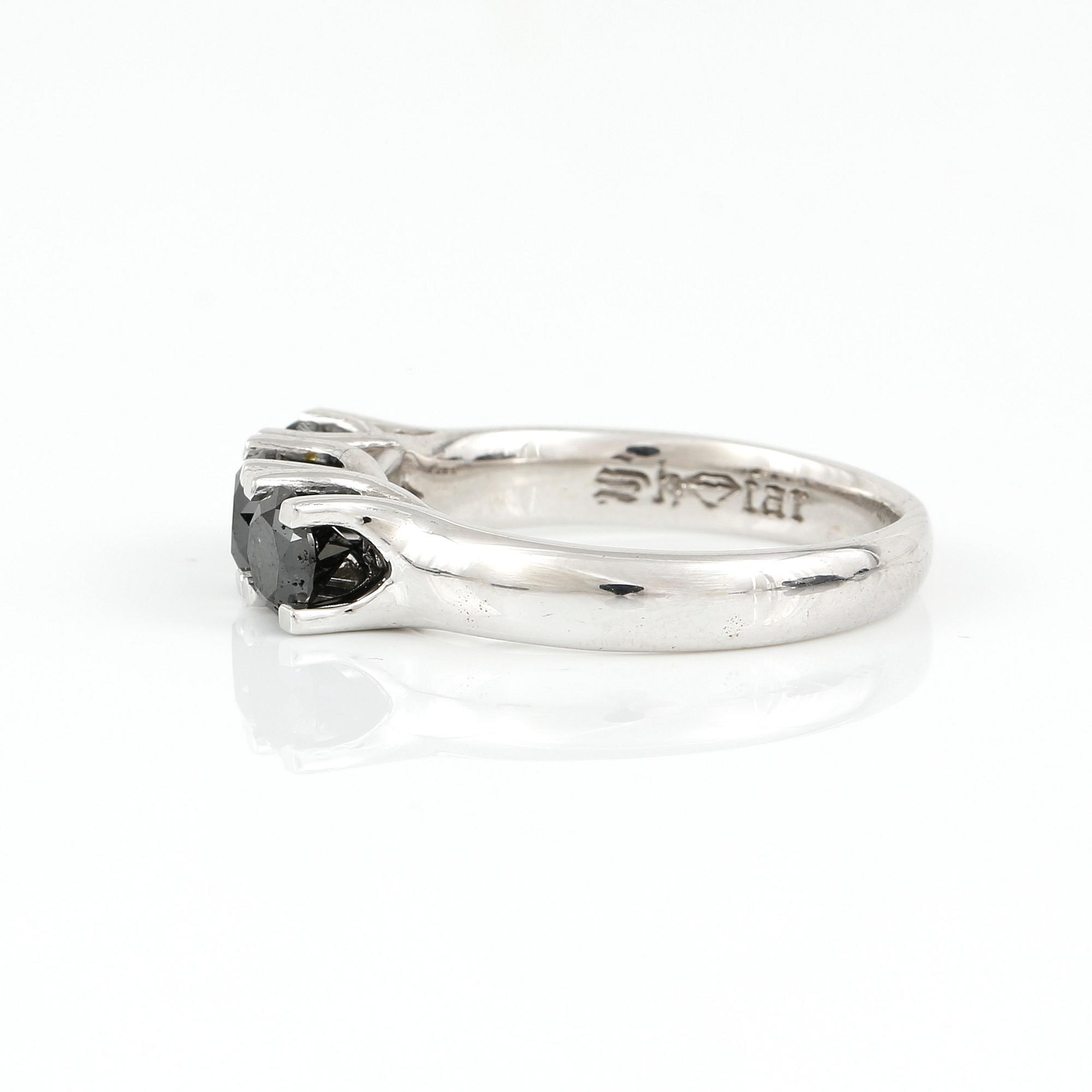 RING, 18K vitguld med svarta diamanter tot 0,99 ct. Vikt 4,65 gram.