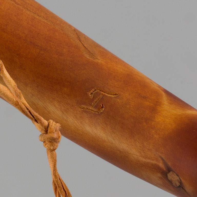 KÅSA SAMT FYRA AMULETTER, sameslöjd, horn och trä, 1900-tal.