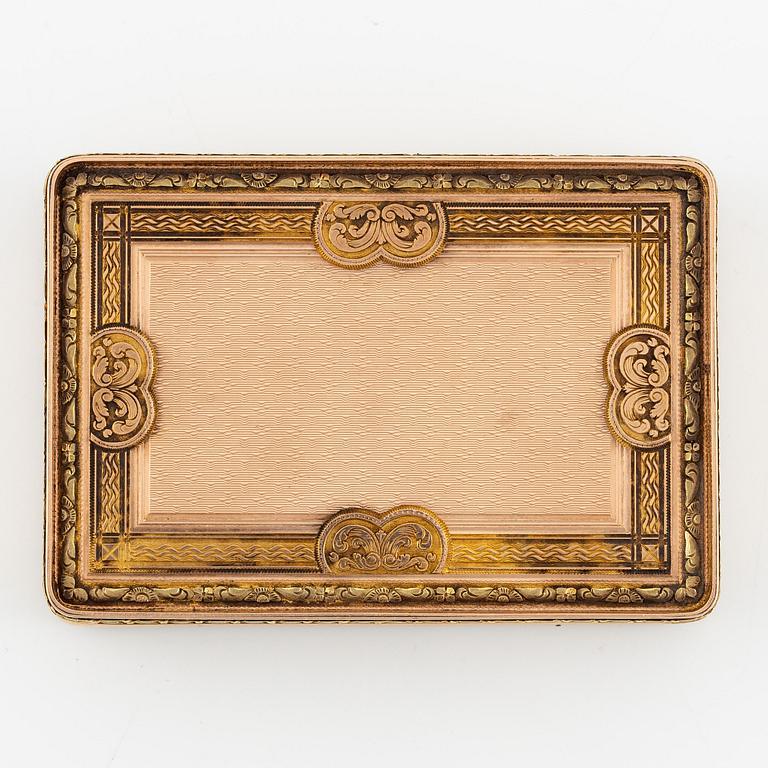 An early 19th century 14K gold box 'en deux couleurs' and enamel miniature, unmarked, possibly Switzerland.