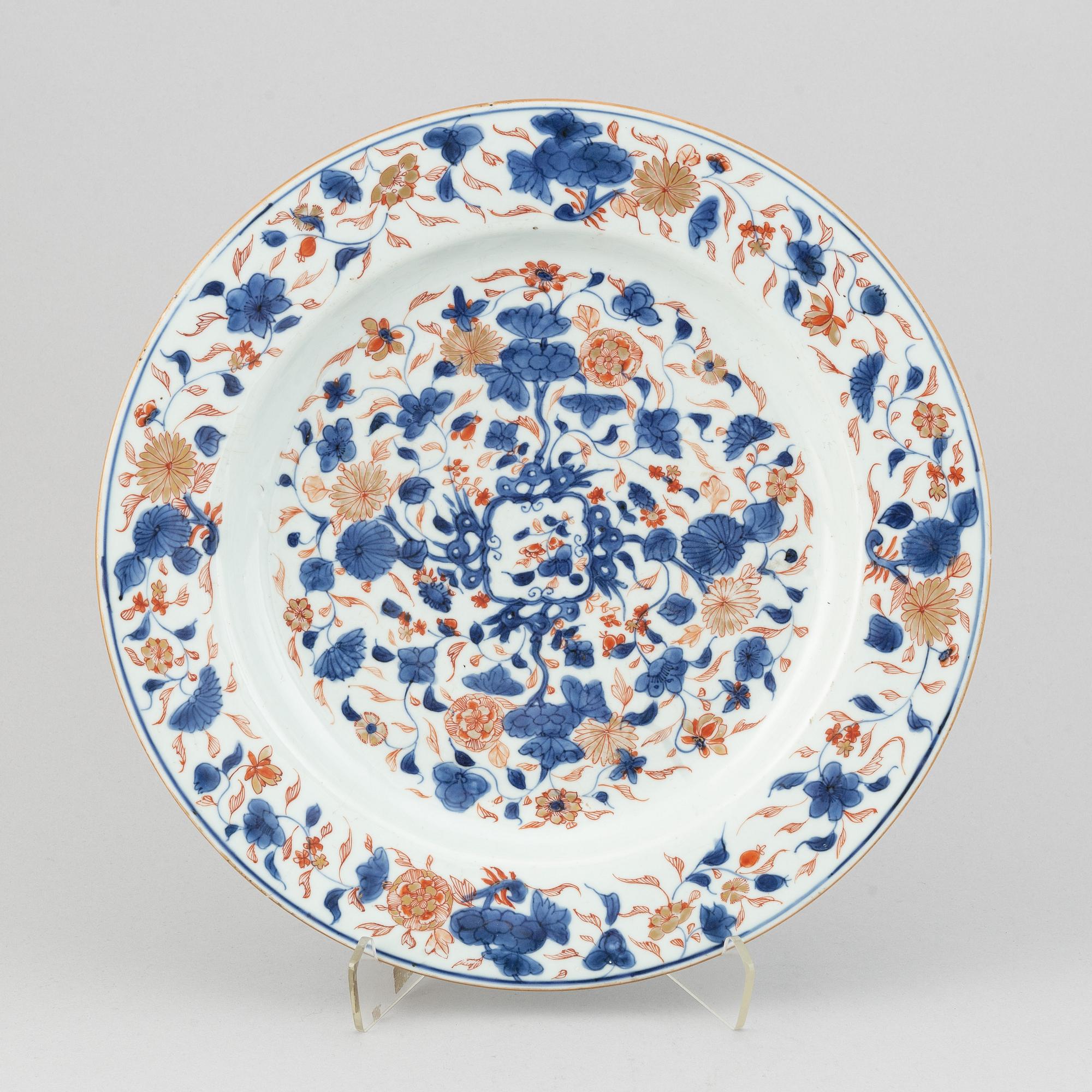 An imari serving dish, Qing dynasty, 18th Century.