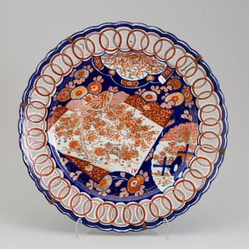 A large Japanese imari charger, Meiji (1867-1912).