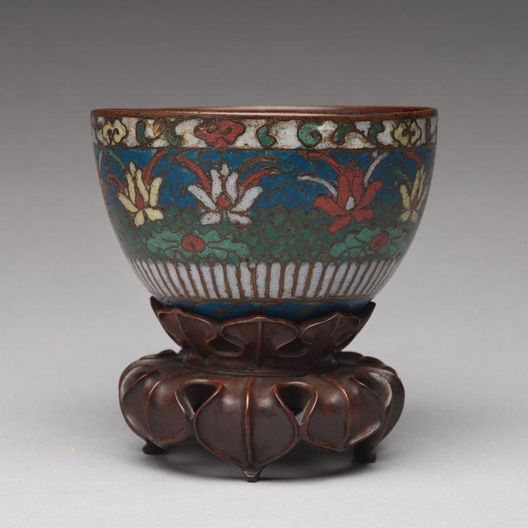 A cloisonné cup, Ming dynasty (1368-1644).