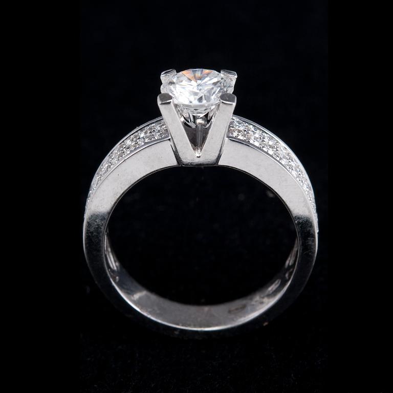 SORMUS, briljanttihiottu timantti 0.92 ct. G/vs2 + 36 briljanttihiontaisia timantteja 0.36 ct. IGI sertifikaatti.