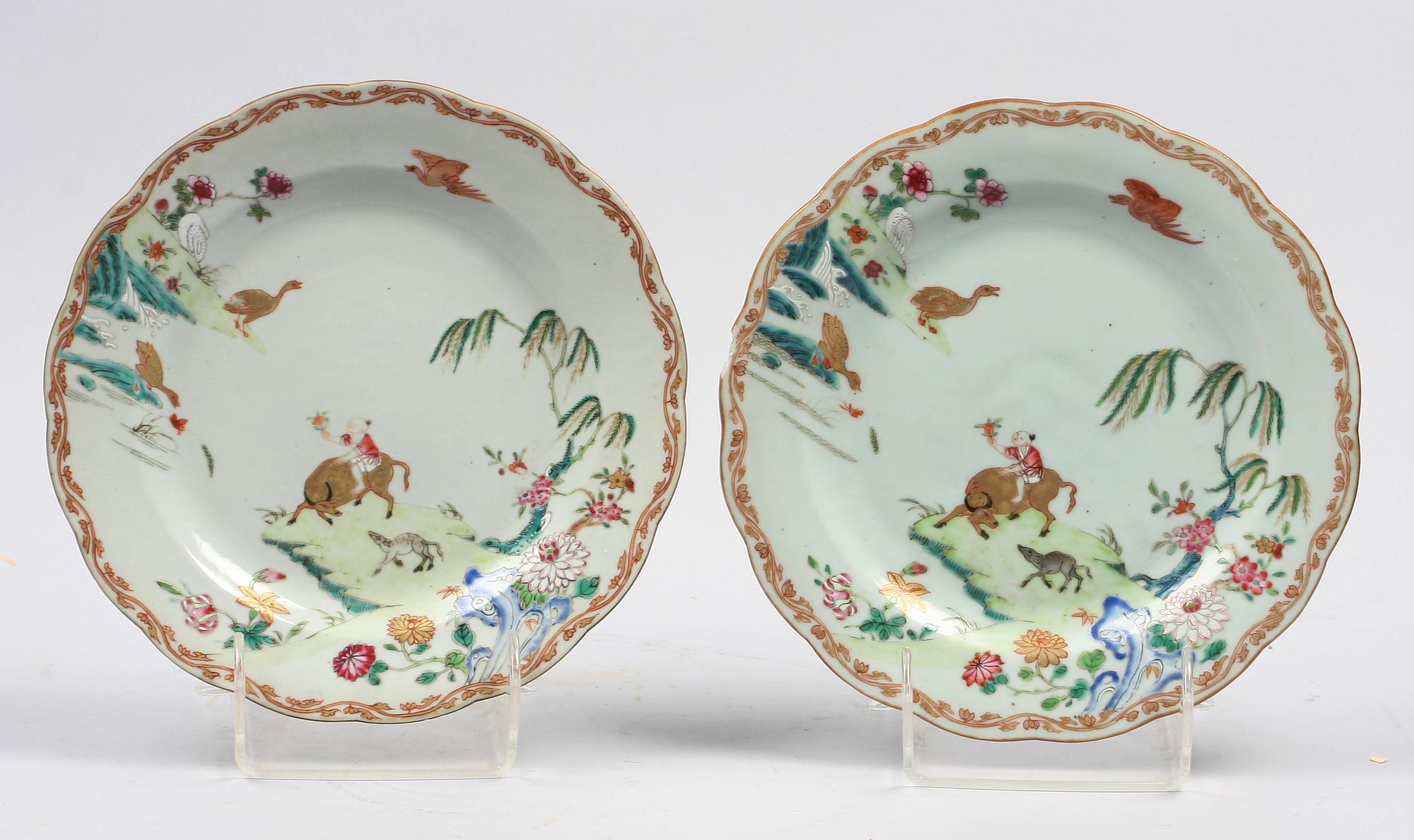 STEKFAT SAMT TALLRIKAR, 2 st, porslin, 1700-tal, Kina.