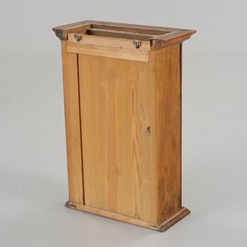 VÄGGSKÅP. 1900-talets början. Märkt 1911.