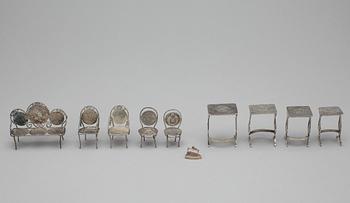 MINIATYRMÖBLER och STRYKJÄRN, 10 delar, silver, sekelskiftet 1900. Totalvikt 100 gr.