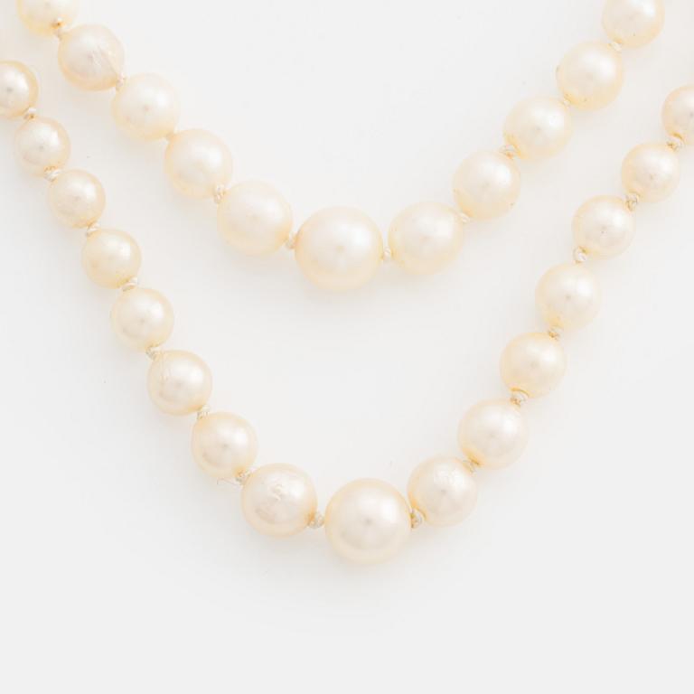 Pearl necklace, double-stranded with a silver clasp.