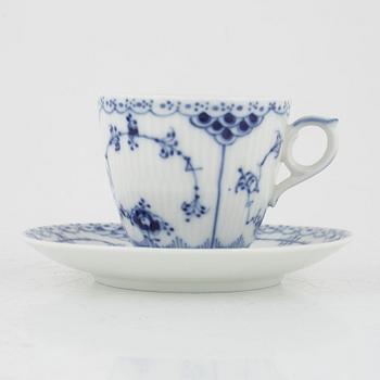 Kaffeservisdelar, 17 st, porslin", "Musselmalet", Royal Copenhagen, Danmark.