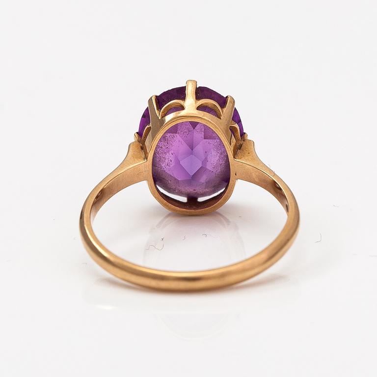 Ring, 14K guld och syntetisk safir. Westerback, Helsingfors 1957.