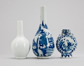 VASER, tre stycken, porslin. Kina, 1900-tal.