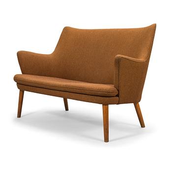 Hans J Wegner, a 1950's sofa for  för AP-Stolen Denmark.