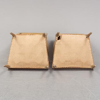 Karmstolar, ett par, Directoire-stil, omkring år 1900.