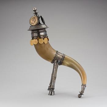 DRYCKESHORN, nysilver, horn, fornnordisk stil, 1800-talets slut.