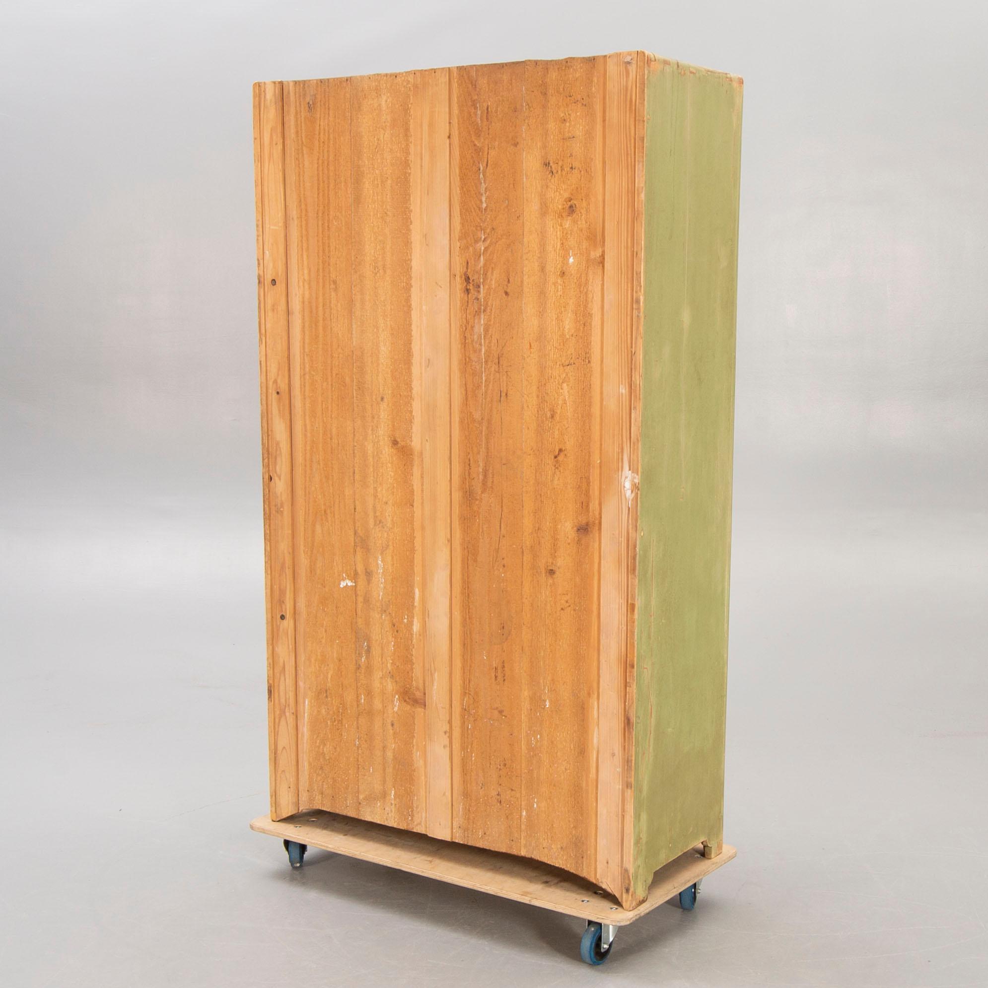 Vitrinskåp 1900-talets första hälft.