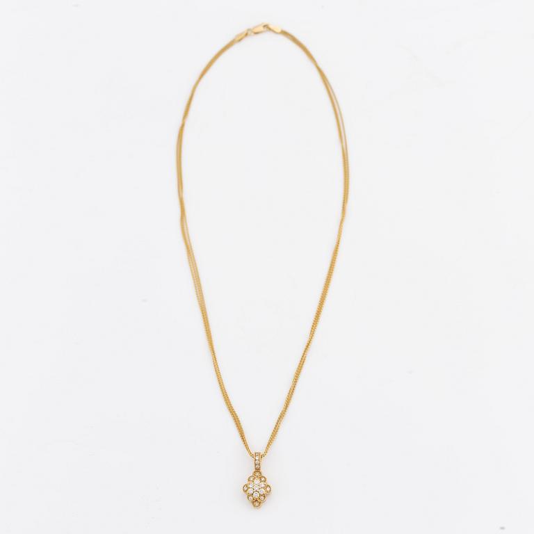 Pendant with chain in 14K gold set with round brilliant-cut diamonds.