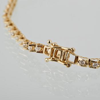 ARMBAND, 18K guld med briljantslipade diamanter. Vikt 4,7 gram.