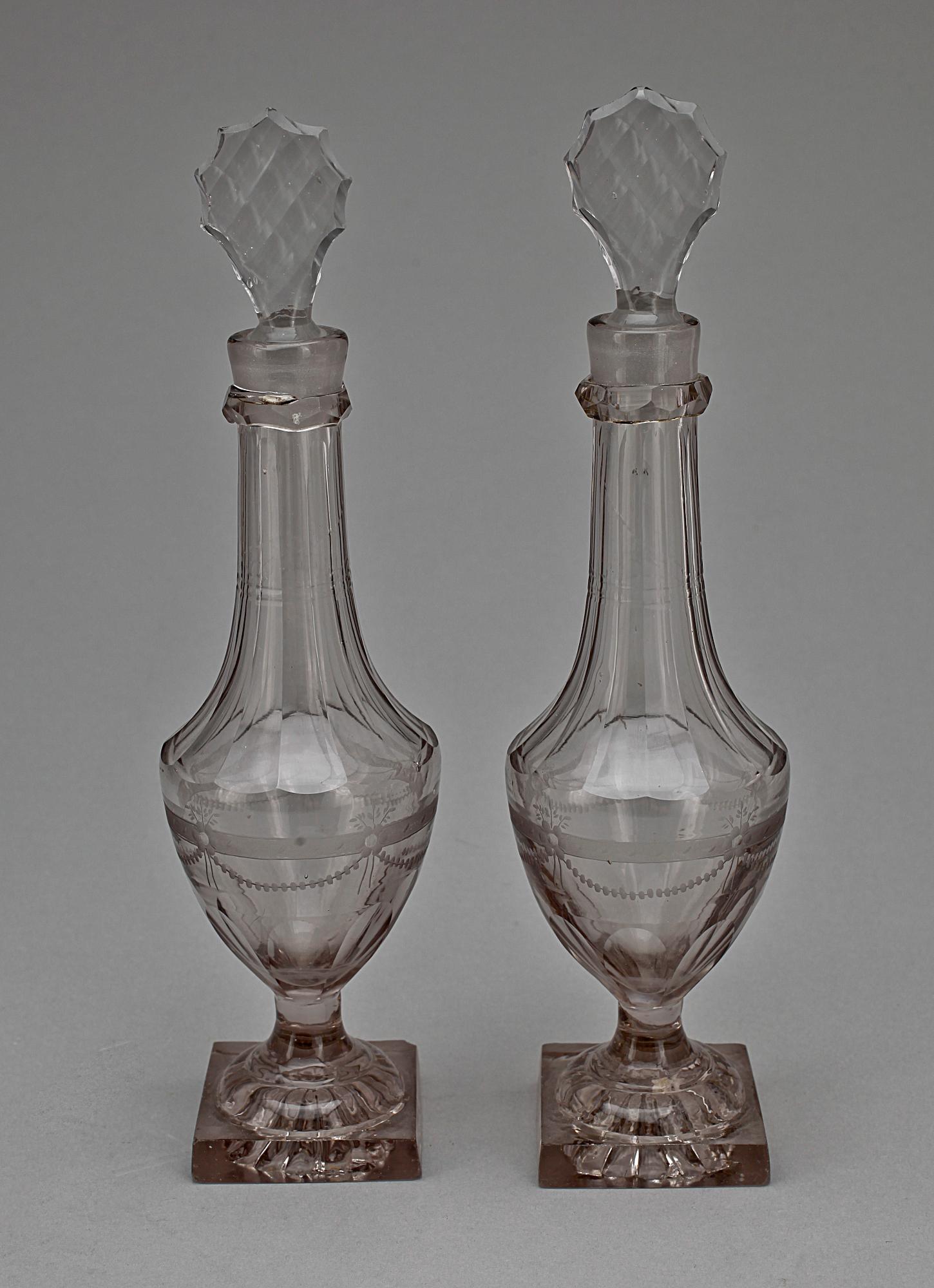 KARAFFER, ett par, 1700/1800-tal.