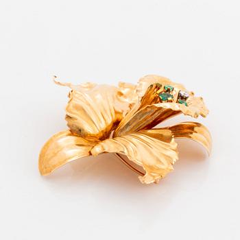 Brosch 18K guld med en rund briljantslipad diamant och fasettslipade smaragder.