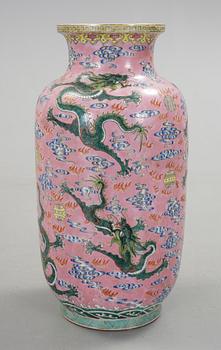 GOLVVAS, porslin, Kina, 1900-talets andra hälft.