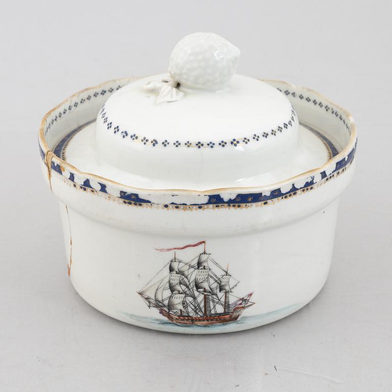 Tallrikar fyra stycken samt smörask med lock, kompaniporslin, Qingdynastin, Jiaqing (1796-1820).