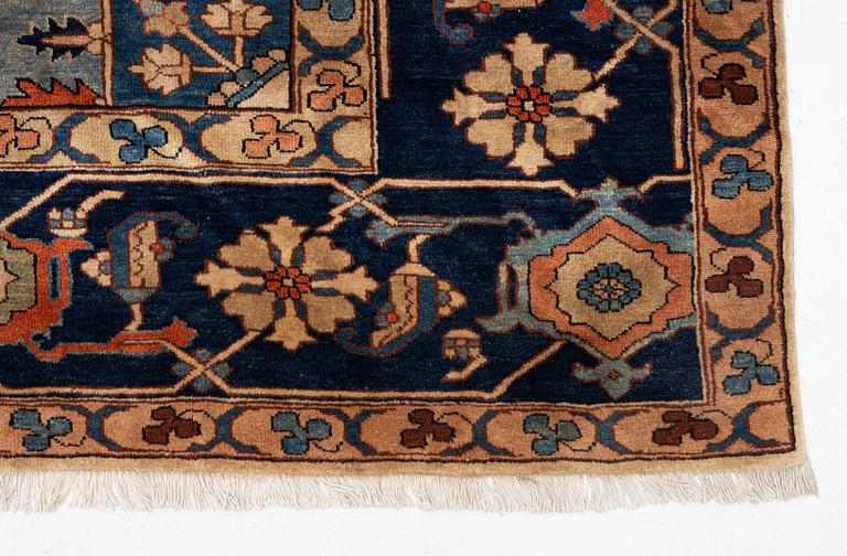 Matta Heriz, ca 365 x 350 cm.