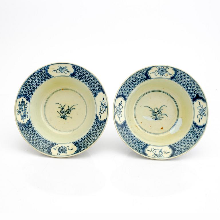 A pair of Qing Dynasty porcelain bowls.