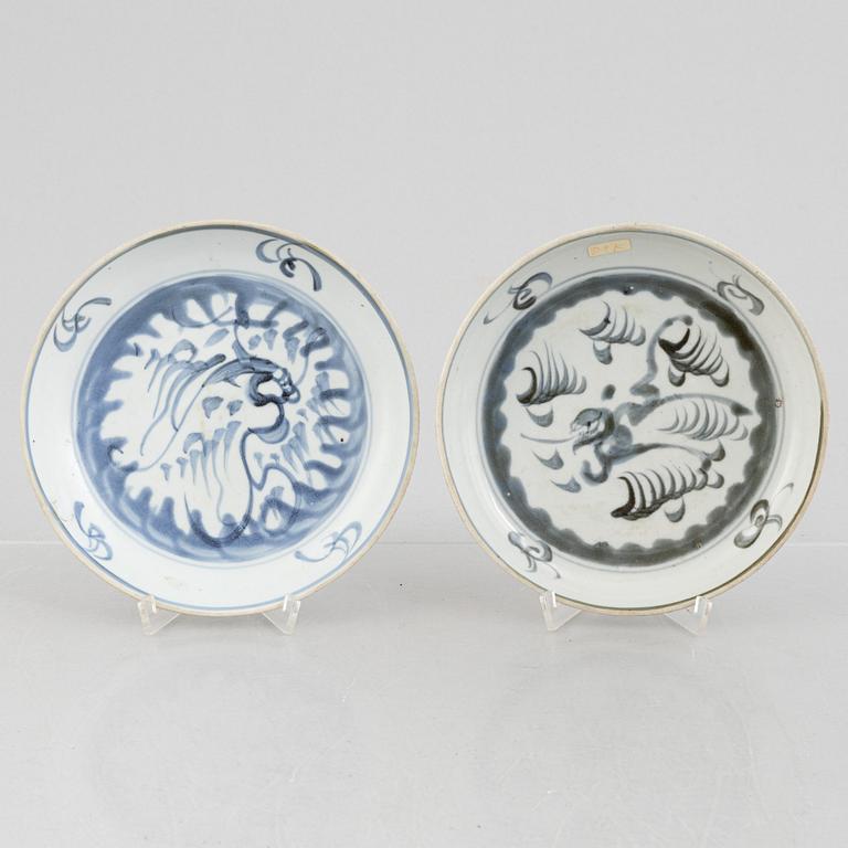 Fat, två snarlika, porslin, Kina, Mingdynastin (1368-1644).