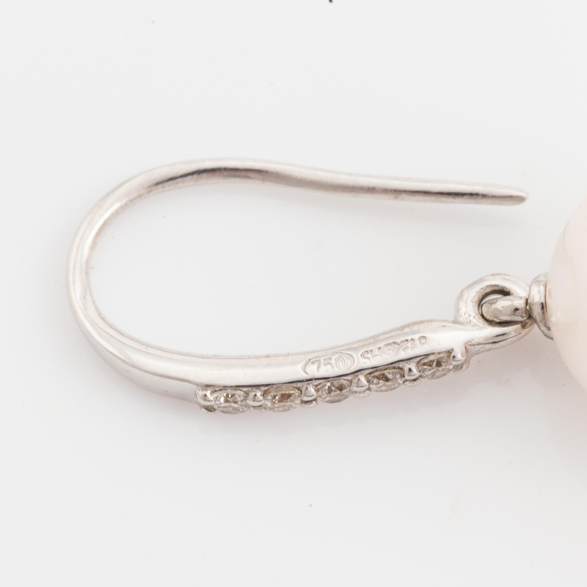 Örhängen med sötvattenspärlor och briljantslipade diamanter.