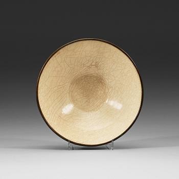 A Guan-type glazed bowl, Song dynasty (960-1279).