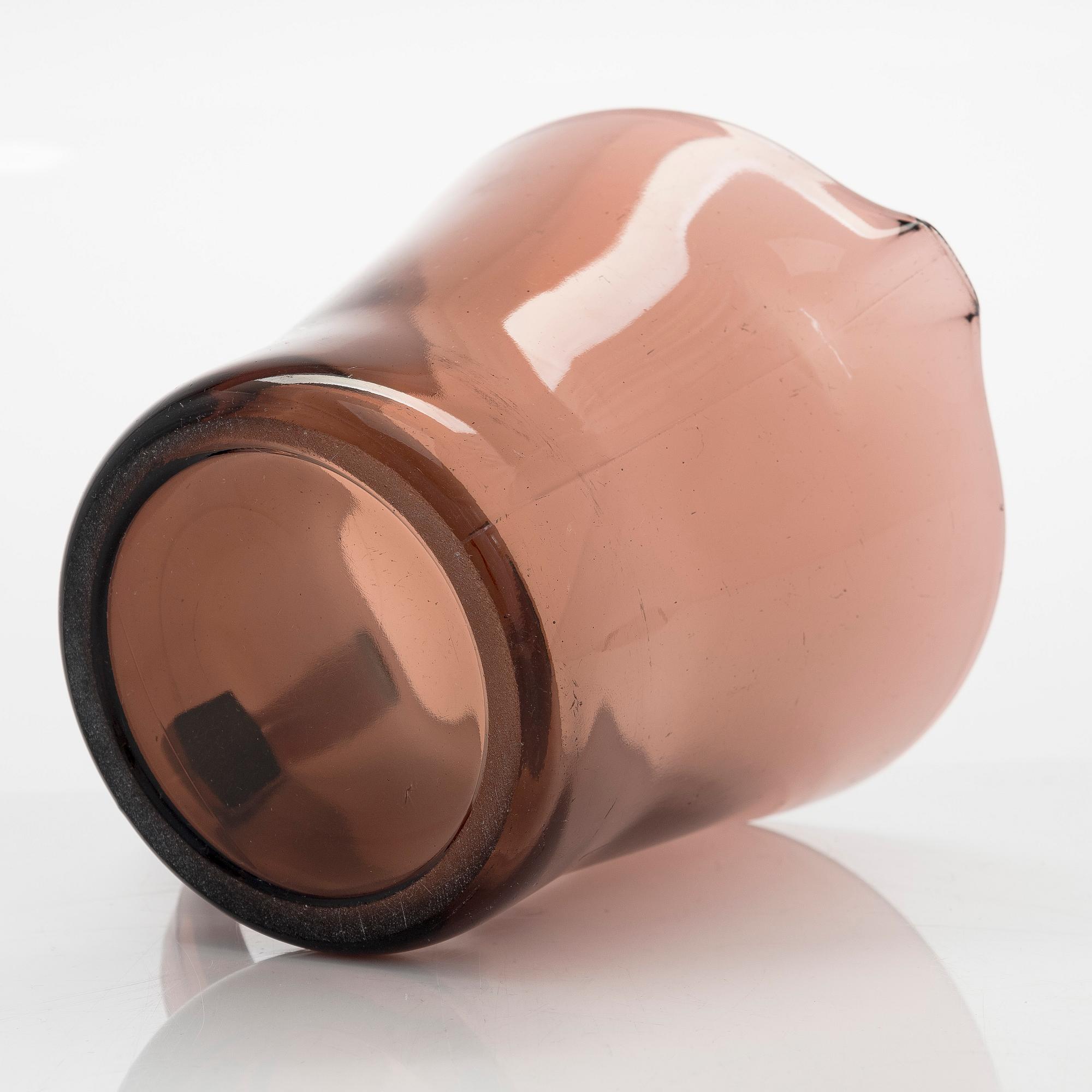 16 drinking glasses and a jug. Riihimäen Lasi, Finland, mid-20th century.