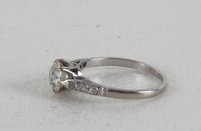 RING, vg 14K med gammalslipad diamant ca 0,5ct + 6 rosenstenar.