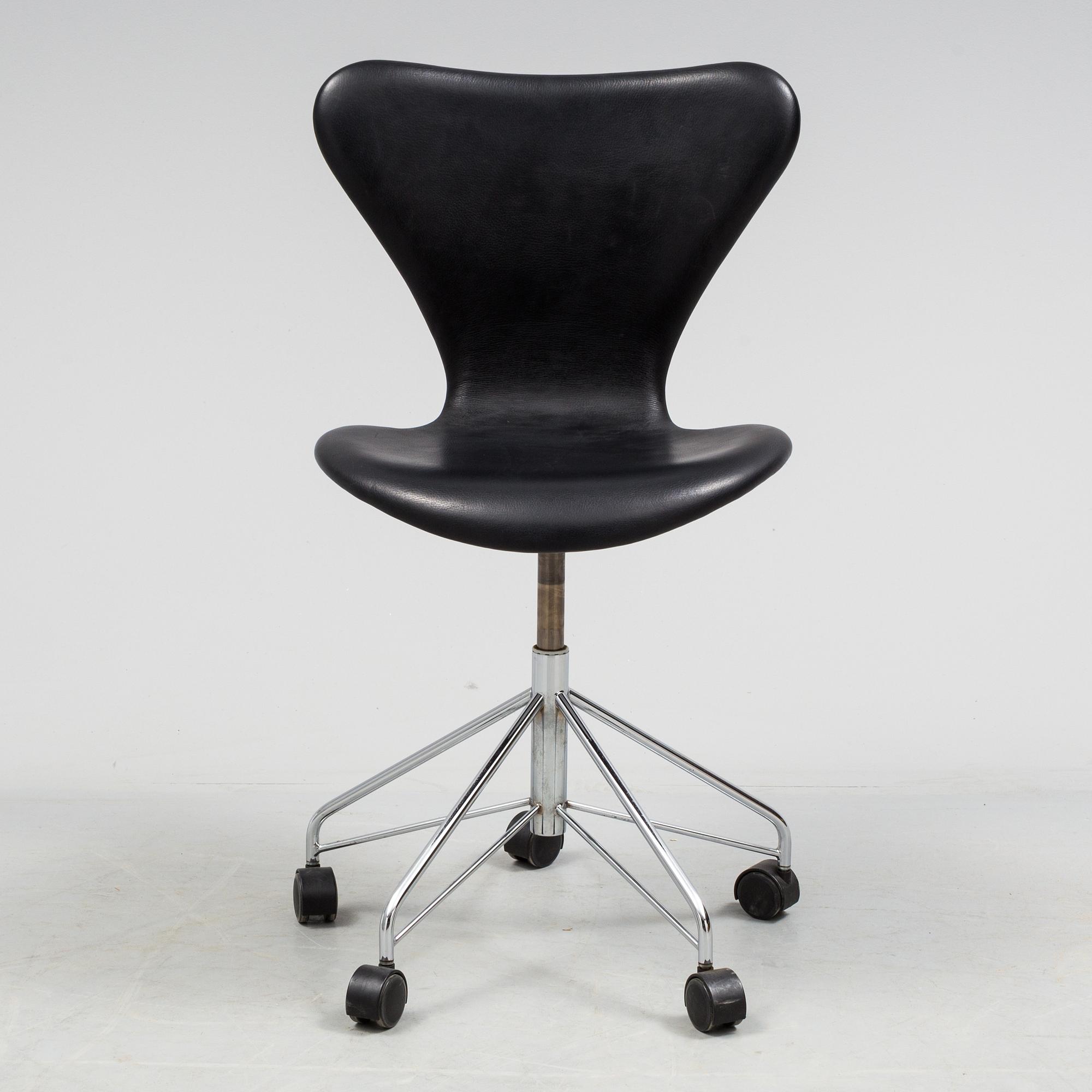 ARNE JACOBSEN, "Sjuan". Modell 3117.  Fritz Hansen, Danmark. 1900-talets andra hälft.