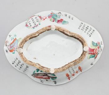 SKÅL SAMT SNUSFLASKOR, 5 st, porslin, Kina, 1800-/1900-tal.
