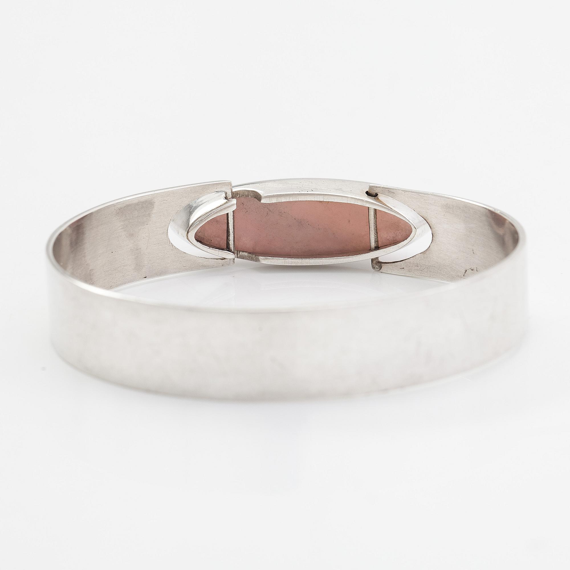 Heikki Kaksonen, armring, silver och rosenkvarts, Kaunis Koru, Helsingfors 1961.