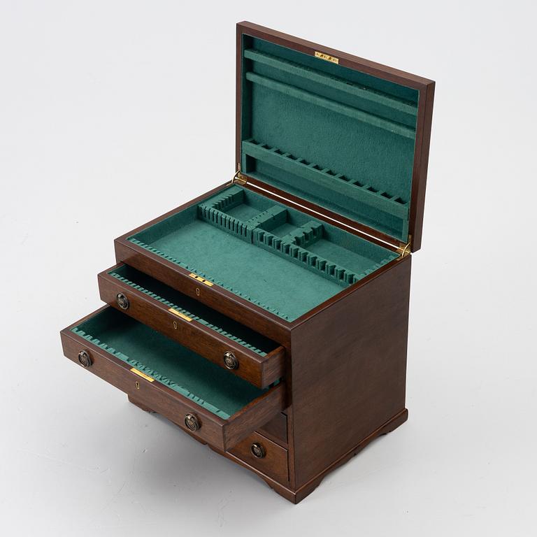 Casket with a cutlery service, approximately 218 pieces, silver, model "Adlerstråhle", GAB, 1917.