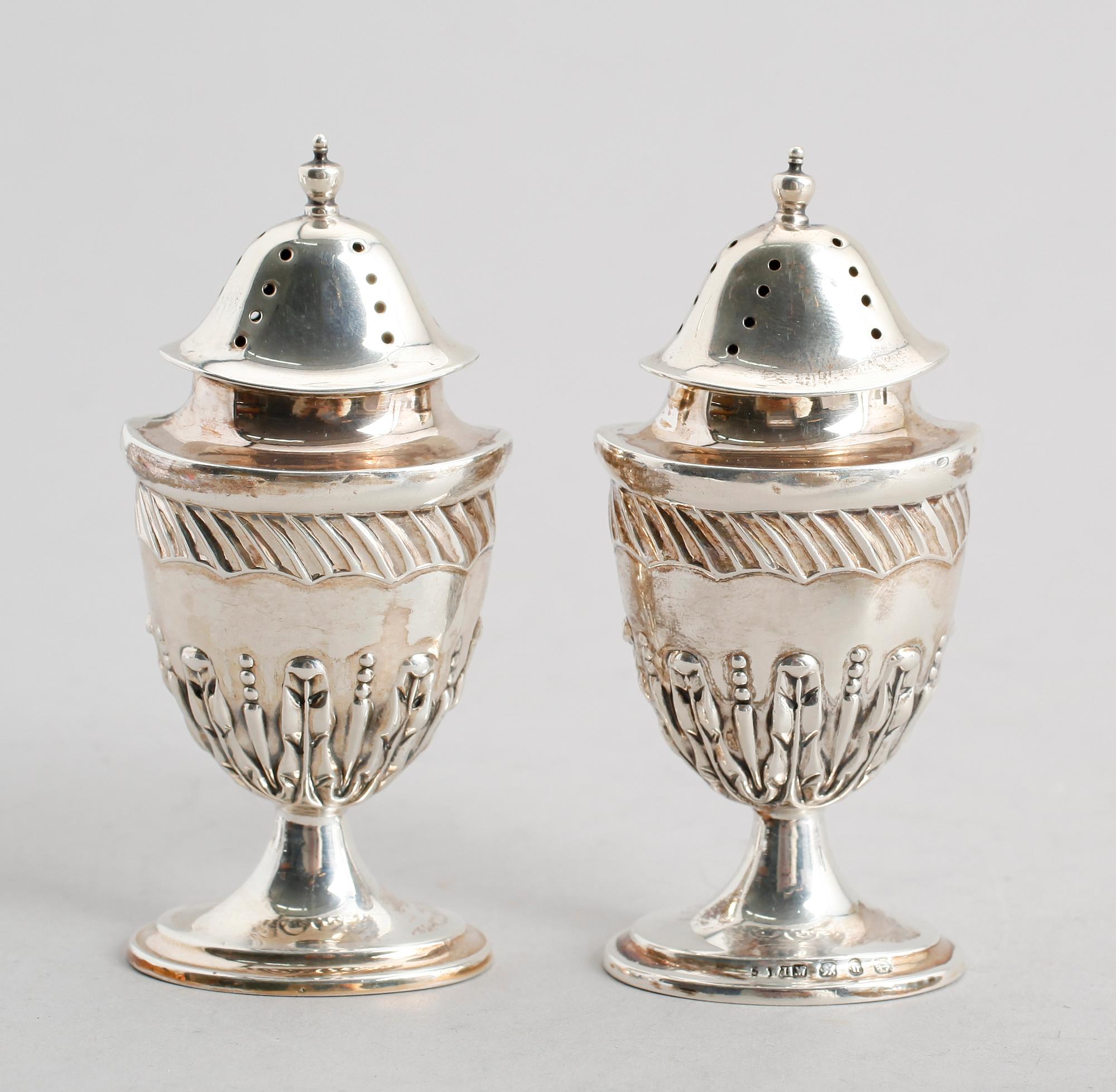 SALT- OCH PEPPARSTRÖARE, silver, Birmingham 1894. Vikt ca 68 gram.
