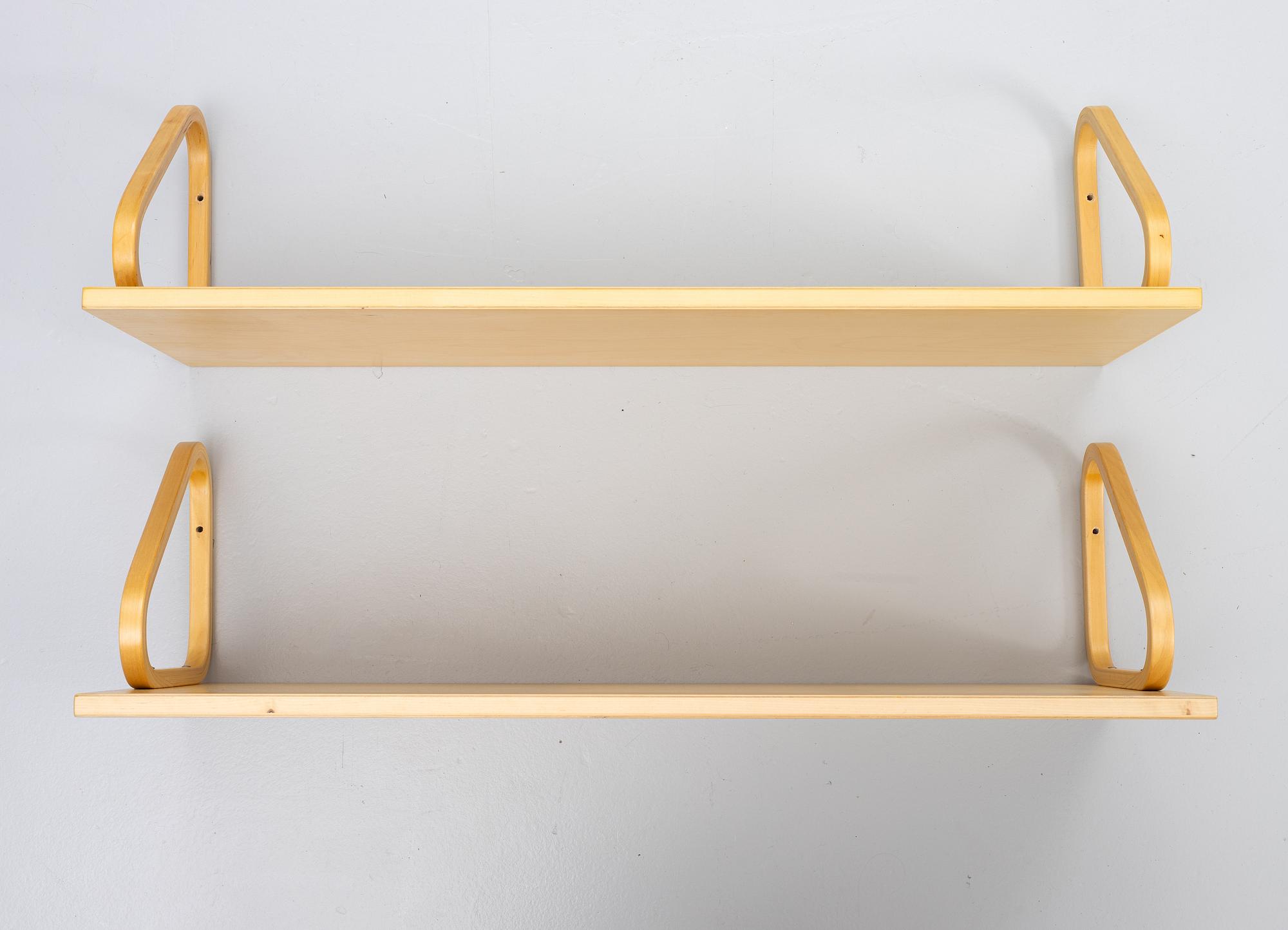 Alvar Aalto, vägghyllor, ett par, modell 112B, Artek, Finland, sent 1900-tal.