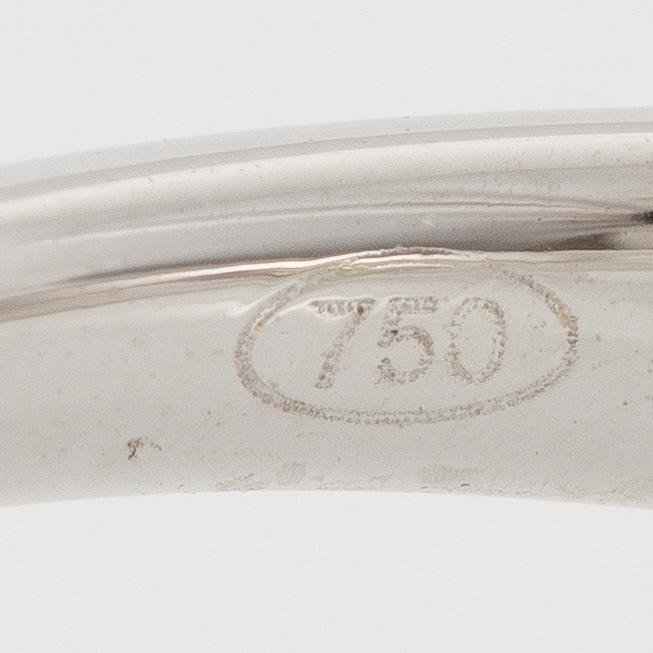 Ring 18K white gold with peridot and brilliant-cut diamonds.