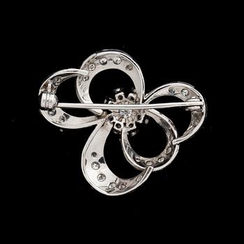 BROSCH, 10k vitguld med briljantslipade samt åttkantslipade diamanter ca 0,50ct. Vikt ca 5g.