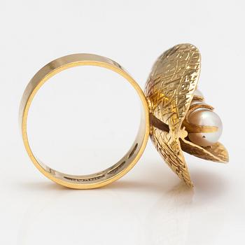 Elis Kauppi, an 18K gold ring with cultured pearls. Kupittaan kulta, Turku.