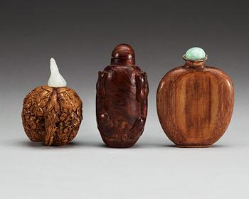 A set of three wooden and walnut snuff bottles, Qing dynasty.