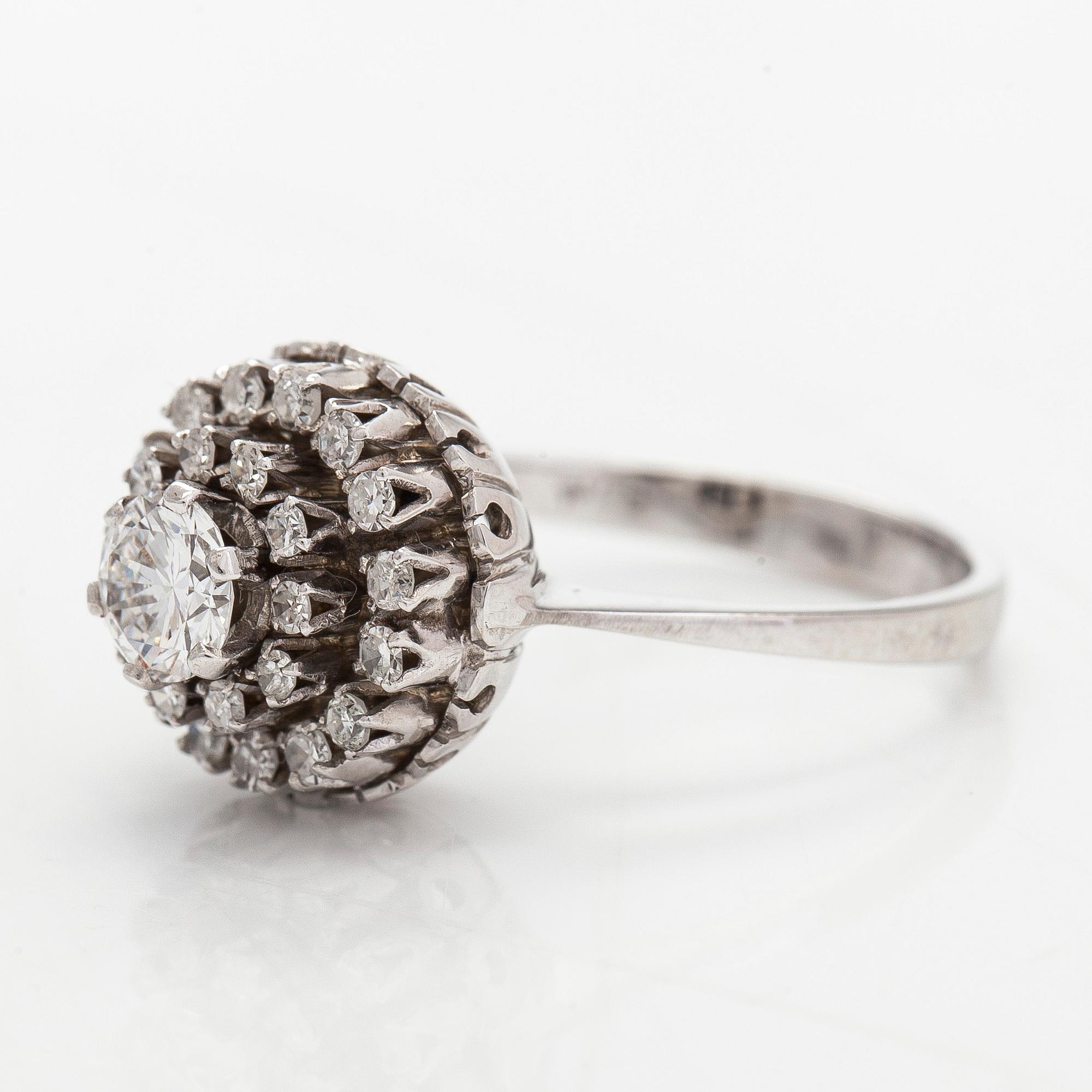 An 18K whitegold cluster ring set with a brilliant- and single-cut diamonds.