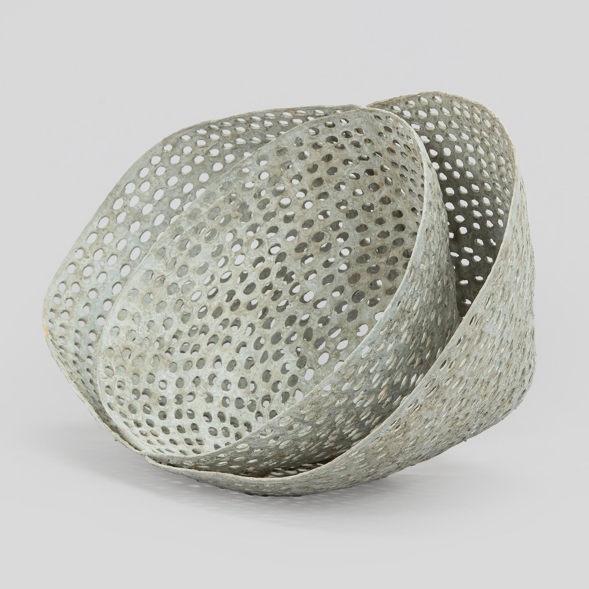 Kristina Riska, veistos, "Basket sculpture" keramiikkaa, signeerattu KR.