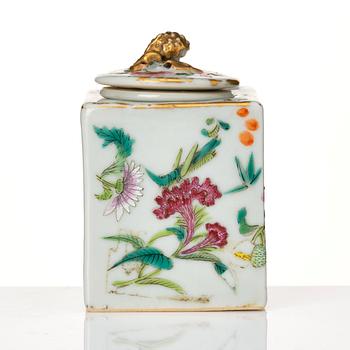 Bläckställ med insats och lock, porslin. Qingdynastin, 1800-tal.