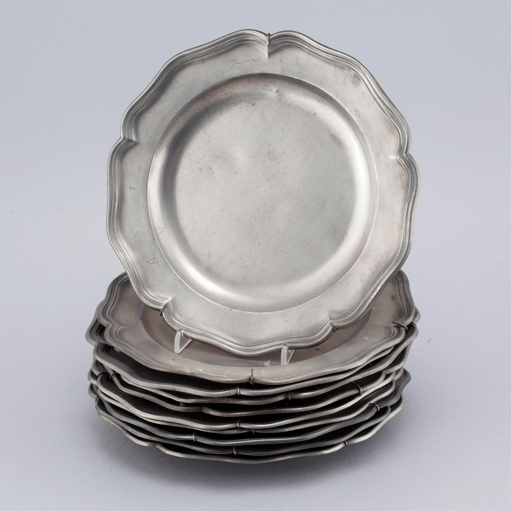 Ten pewter plates from Engl. Block Zinn, 20th century.