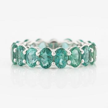 Ring full alliance with oval faceted emeralds.